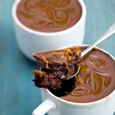 mug cake recipe, easy mug cake, microwave desserts, single-serving cake, chocolate mug cake, vanilla mug cake, quick desserts, dessert in a mug, instant cake, microwave baking, 5-minute cake, sweet treats, quick snacks