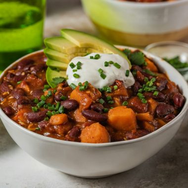 chicken chili recipe, healthy chili, easy chili recipes, comfort food, protein-packed meals, one-pot meals, weeknight dinner, spicy chicken chili, gluten-free recipes, family-friendly meals, meal prep ideas, Mexican-inspired recipes