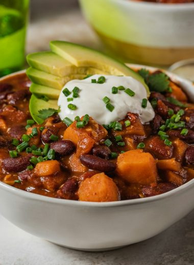 chicken chili recipe, healthy chili, easy chili recipes, comfort food, protein-packed meals, one-pot meals, weeknight dinner, spicy chicken chili, gluten-free recipes, family-friendly meals, meal prep ideas, Mexican-inspired recipes