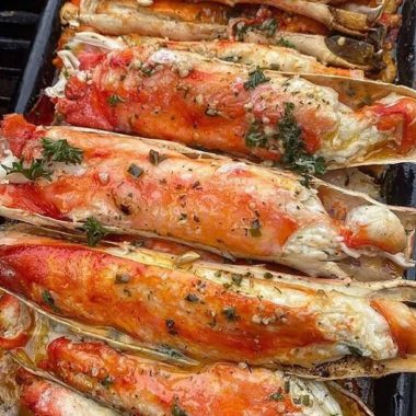 easy baked crab legs in garlic butter sauce a quick and delicious seafood recipe