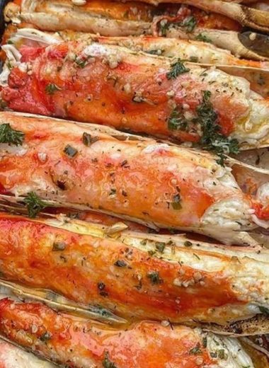 easy baked crab legs in garlic butter sauce a quick and delicious seafood recipe