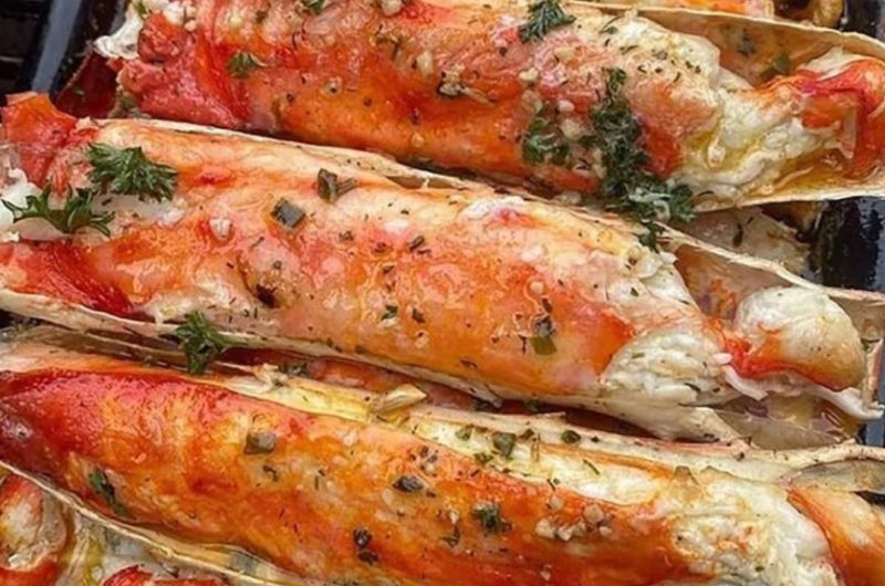 easy baked crab legs in garlic butter sauce a quick and delicious seafood recipe