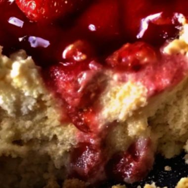 easy strawberry cheesecake dump cake recipe quick creamy and delicious