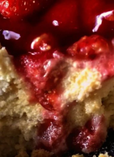 easy strawberry cheesecake dump cake recipe quick creamy and delicious