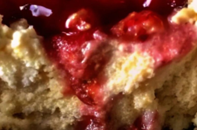 easy strawberry cheesecake dump cake recipe quick creamy and delicious