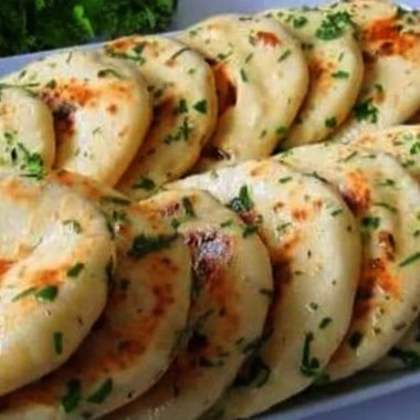 quick and easy 10 minute garlic flatbread recipe perfect for any meal
