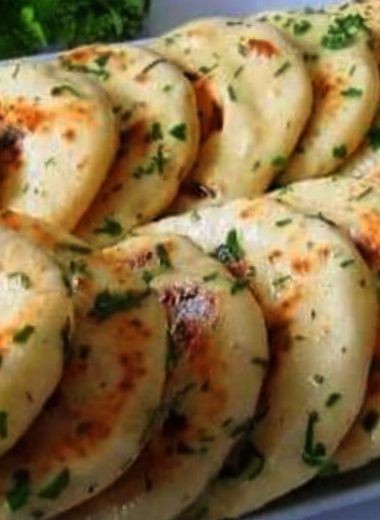 quick and easy 10 minute garlic flatbread recipe perfect for any meal