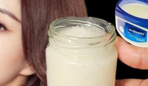 vaseline and cornstarch beauty hack diy anti aging moisturizer for glowing skin